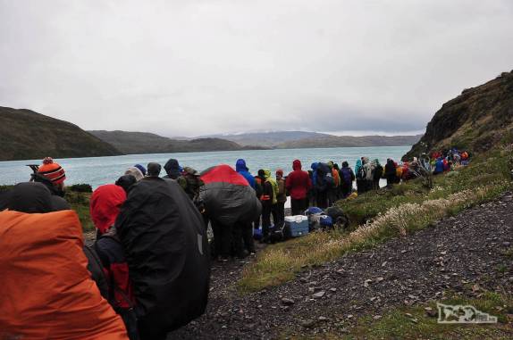 Fila para tomar o barco que faz a travessia do lago Pehoe, no parque Torres del Paine, no sul do Chile